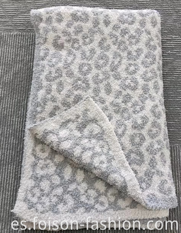 Polyester Leopard Microfiber Feather Yarn Big Winter Knit Throw Blanket1
